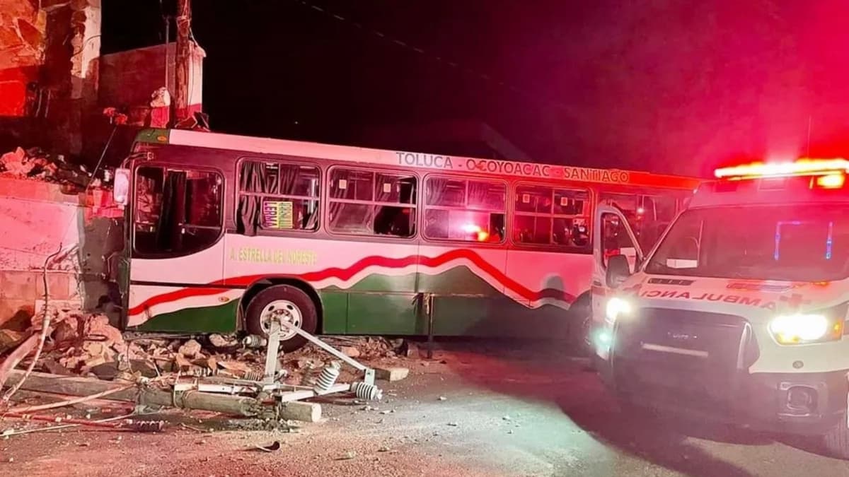 Choque de autobús deja casi 40 lesionados en Edomex, impactó contra preparatoria