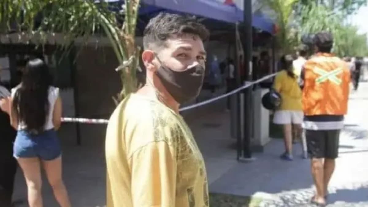 Joven albañil desempleado gana dinero cobrando por formarse en filas para pruebas Covid-19