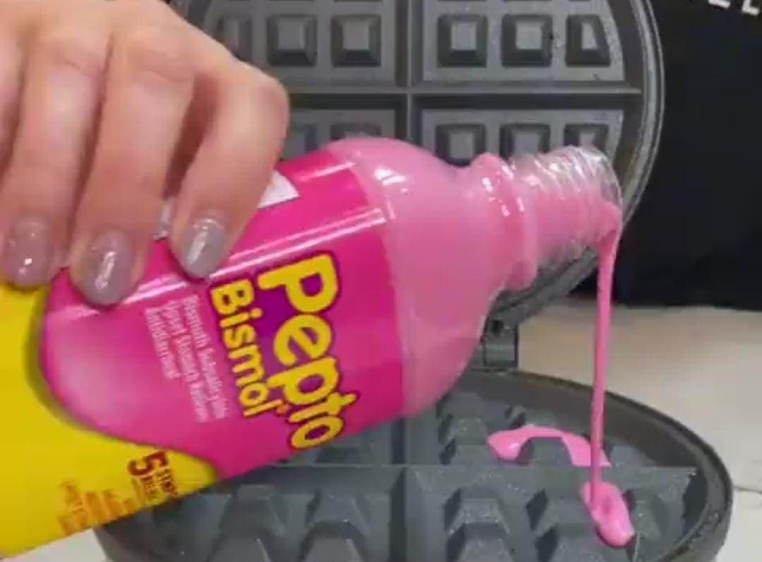 Video: Prepara waffles con Pepto Bismol