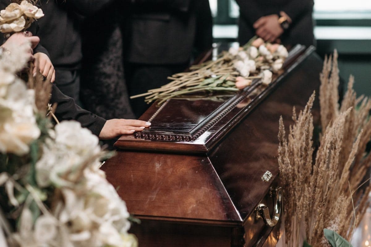 Hombre pasa 30 horas con el cuerpo de su esposa fallecida porque no tenía para los gastos funerarios