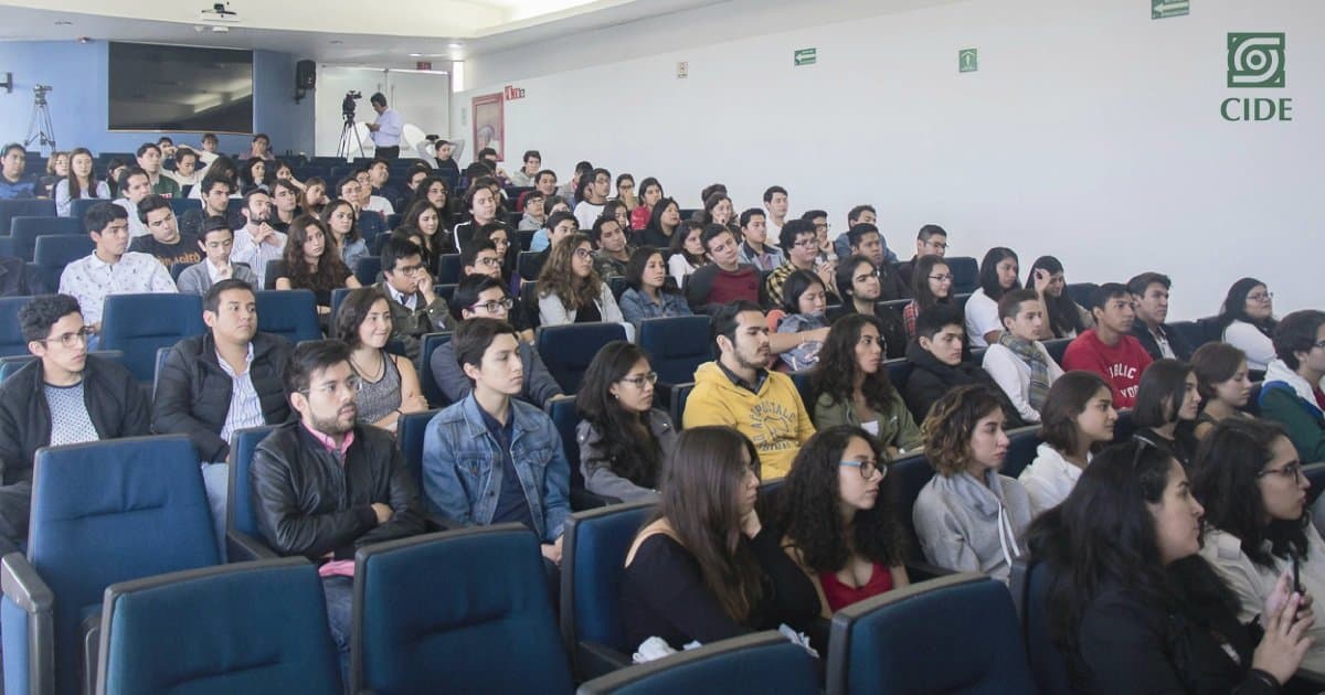 Directora de CONACYT usa foto 'fake' para simular reunión con estudiantes