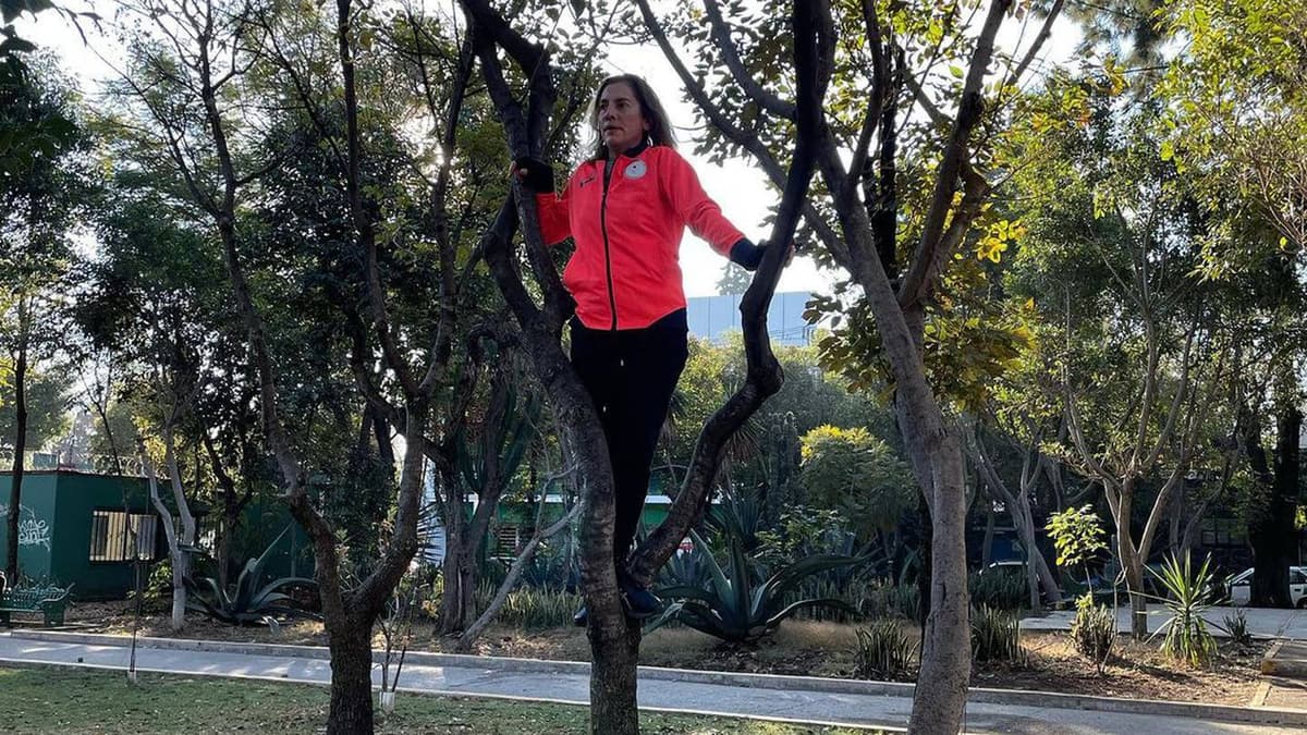 Arriba de un árbol desea Beatriz Gutiérrez un feliz domingo