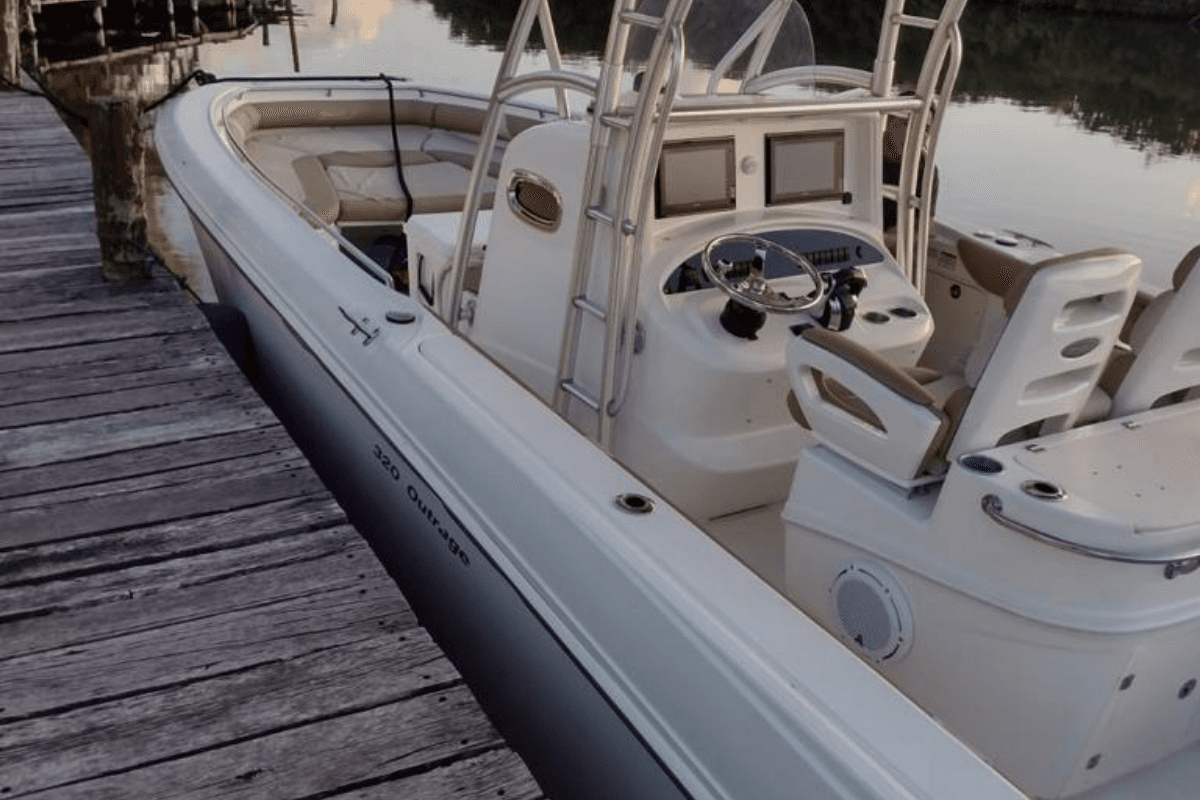 Roban embarcación de muelle de restaurante en Isla Mujeres