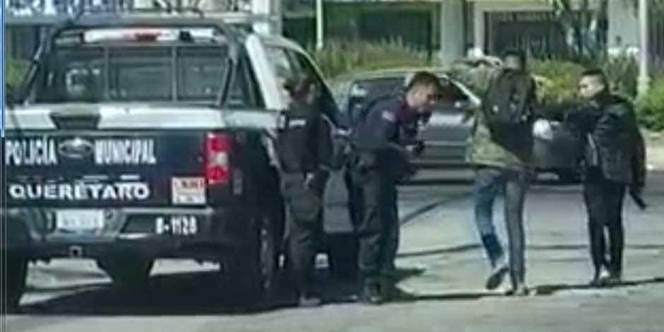 VIDEO: Desarman a policías y huyen ante el temor de ser atacados