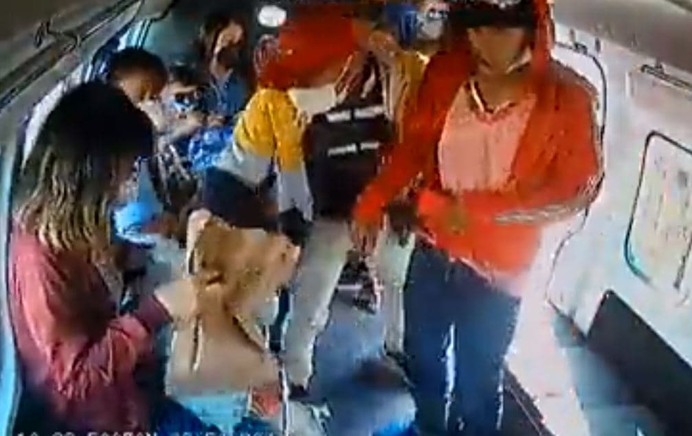 VIDEO: Ladrones asaltan combi y se llevan hasta las 'papas' de una pasajera