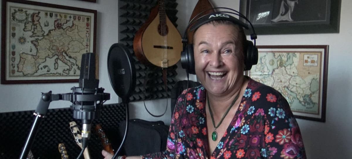 Cantante antivacunas murió después de contagiarse  de covid a propósito para obtener un pase de salud que le permitiera ir al sauna