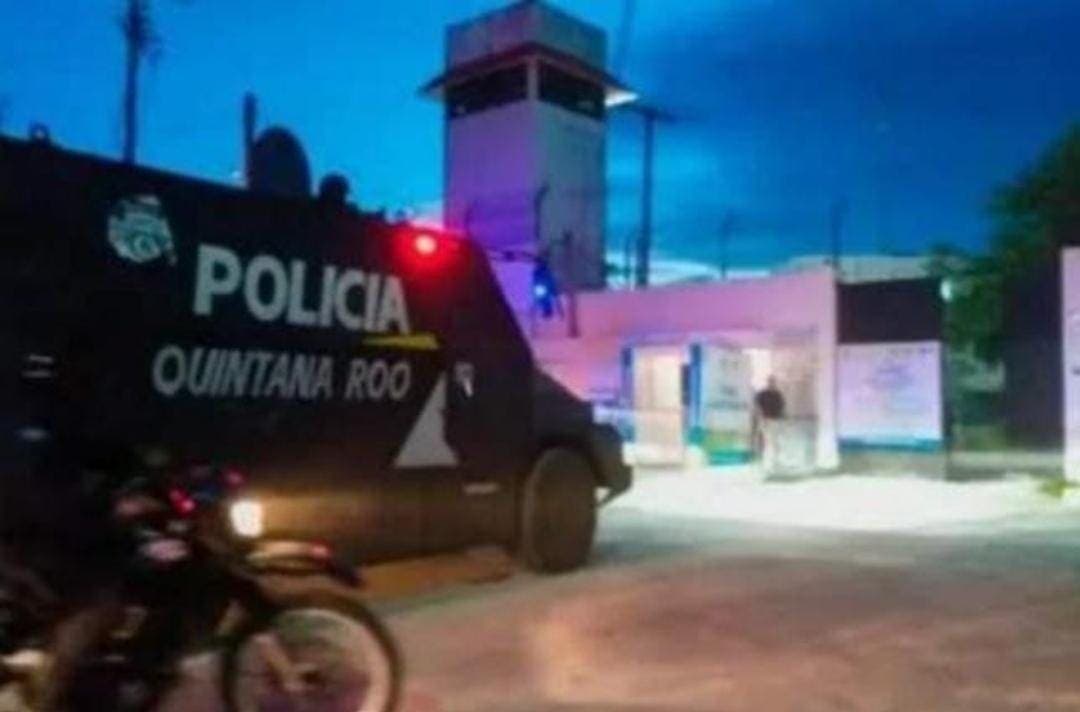 Hallan armas y drogas durante cateo en el Cereso de Cancún