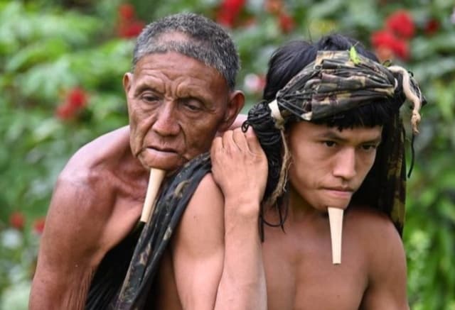 Joven carga a su padre durante 6 horas para que reciba su vacuna Covid