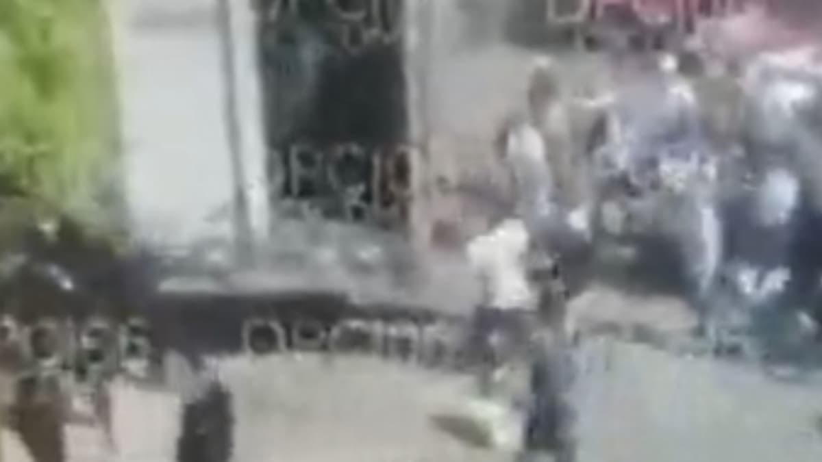 VIDEO: Policías cancelan sonidero y se pelean contra unos vecinos con cubetas