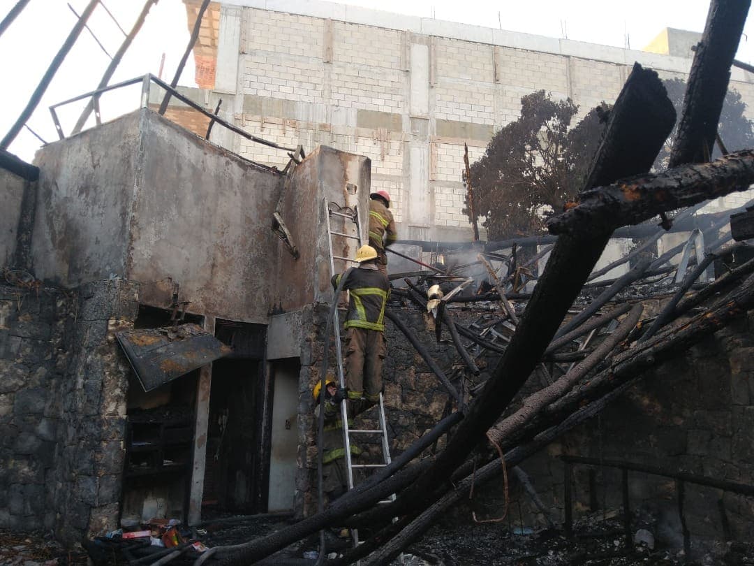 Incendio consume casi en su totalidad un bar en Tulum