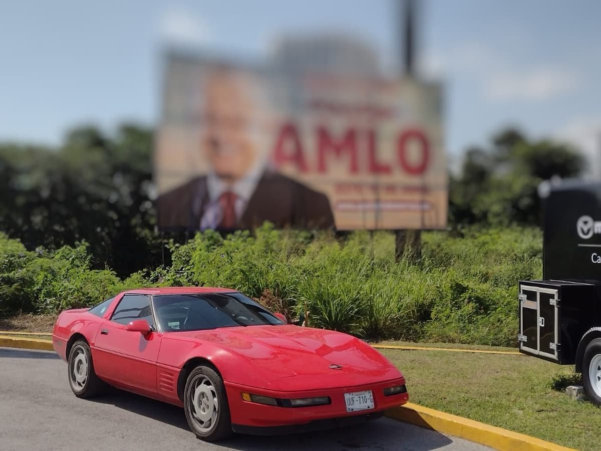 Aparecen más espectaculares con la figura de AMLO en Cancún