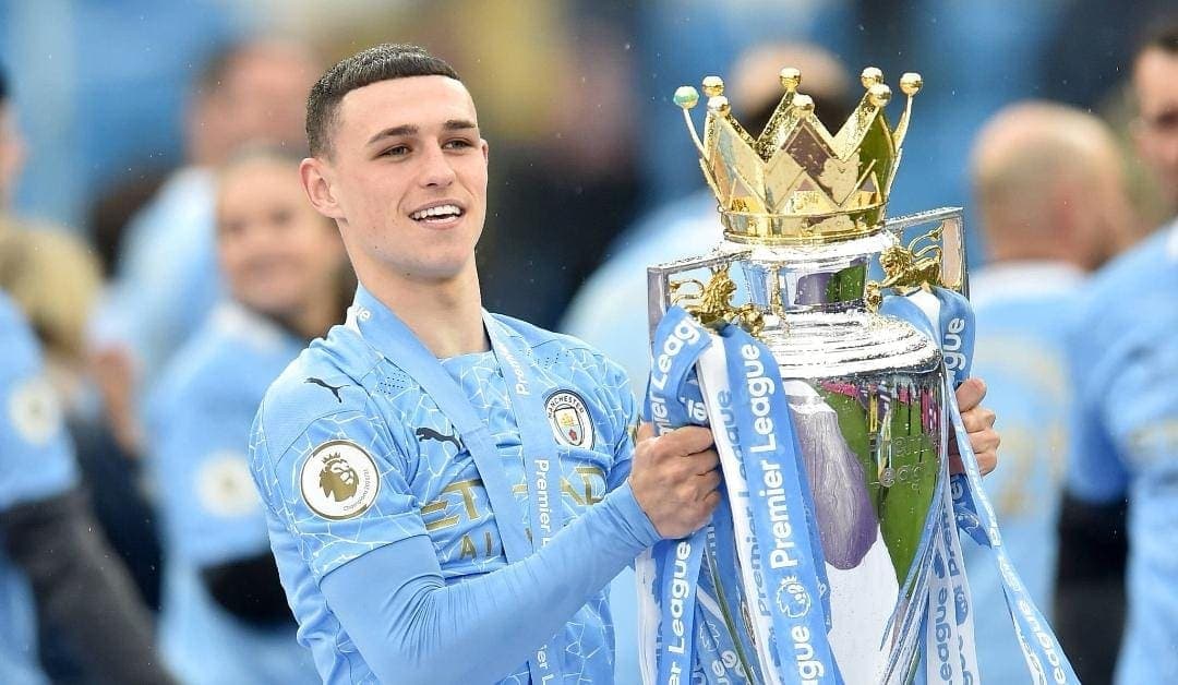 Video: Madre de Phil Foden es golpeada en la cara por defender a su hijo