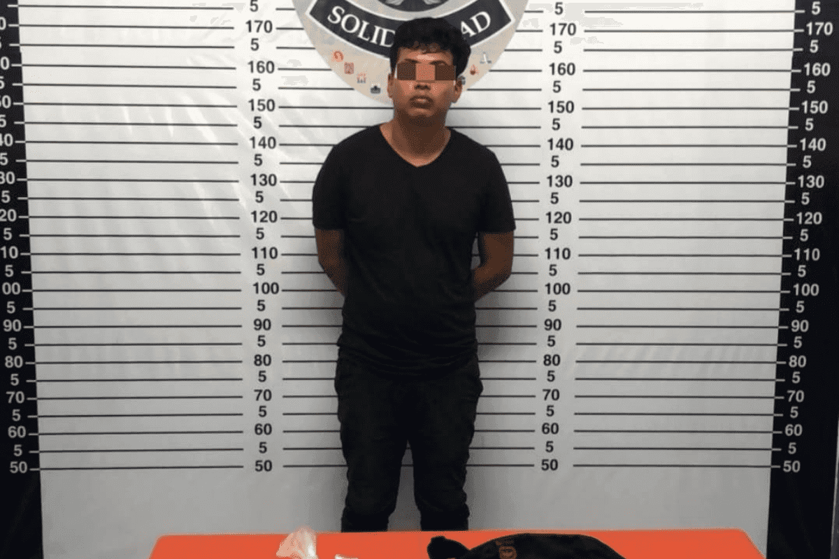 Perro policía detecta a un sujeto con droga en van de Playa del Carmen