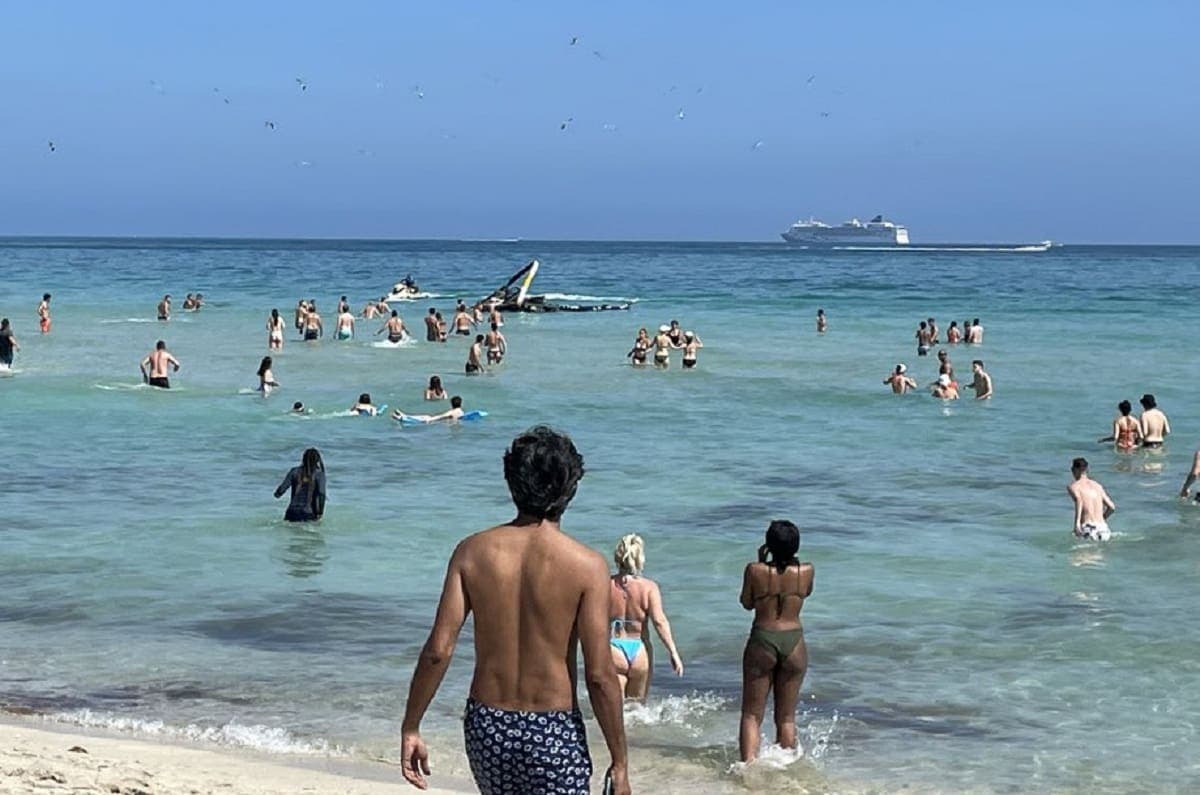 Video: Helicóptero se estrella a escasos metros de una playa en Miami Beach