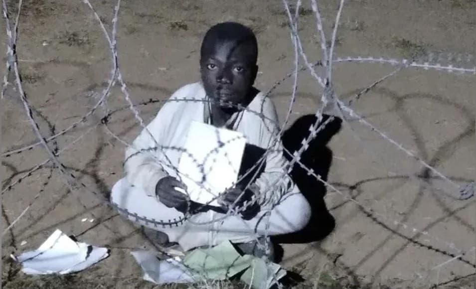 Niño del Congo se hace viral por hacer su tarea con la luz de una base militar