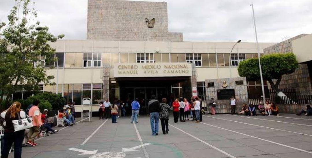 Video: Pacientes del IMSS hallan un gusano en su comida