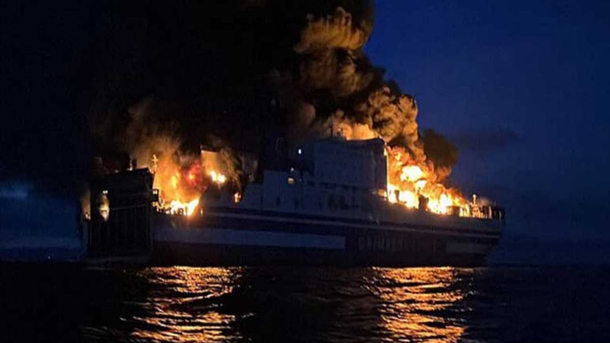 Barco con 291 personas a bordo se incendia en Grecia y hay 12 desaparecidos