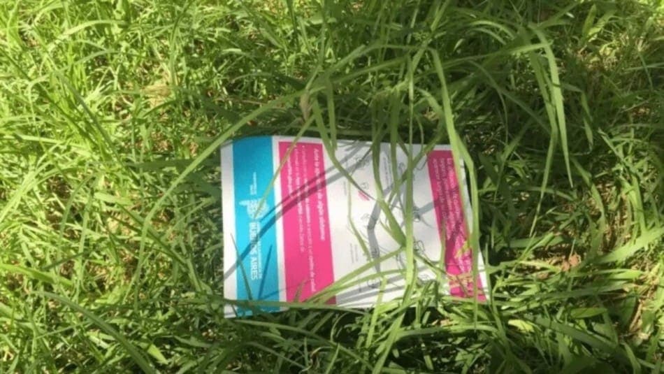 Joven roba dos casas, se le cae el carnet de vacunación en el camino, lo atrapan