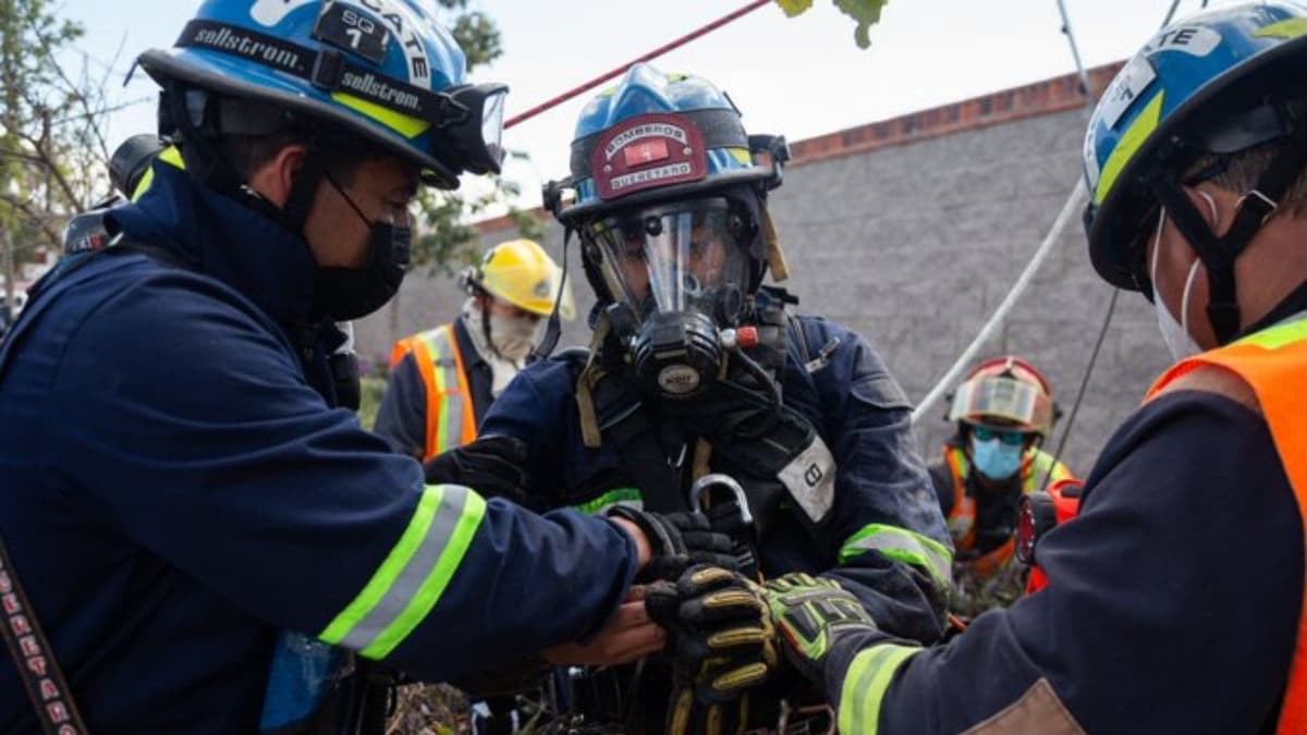 Tres personas pierden la vida tras caer a un drenaje de 15 metros de profundidad en Querétaro