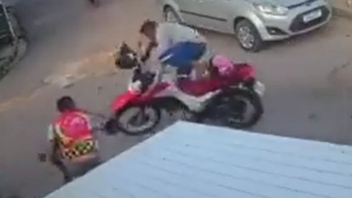 VIDEO: Le lanza un casco al ladrón y evita el robo de una motocicleta