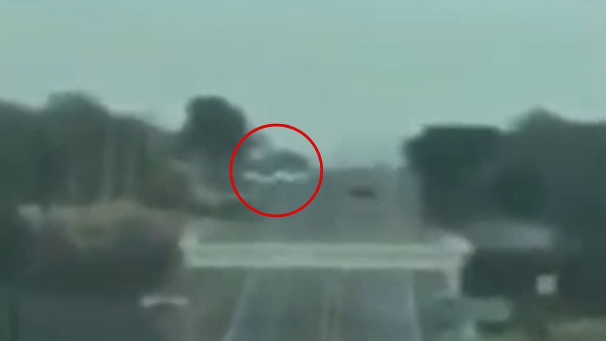 VIDEO: Avioneta aterriza de emergencia sobre la autopista Mazatlán - Culiacán, 4 lesionados