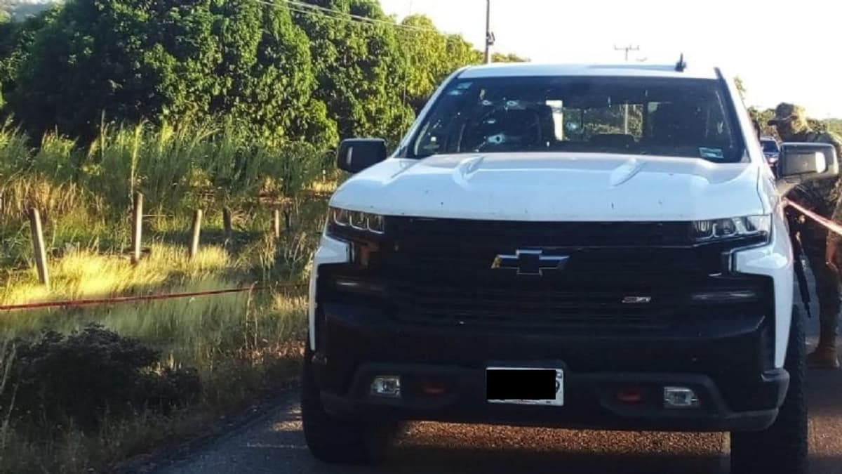 Grupo armado ataca a alcalde morenista en Oaxaca, uno de sus escoltas perdió la vida