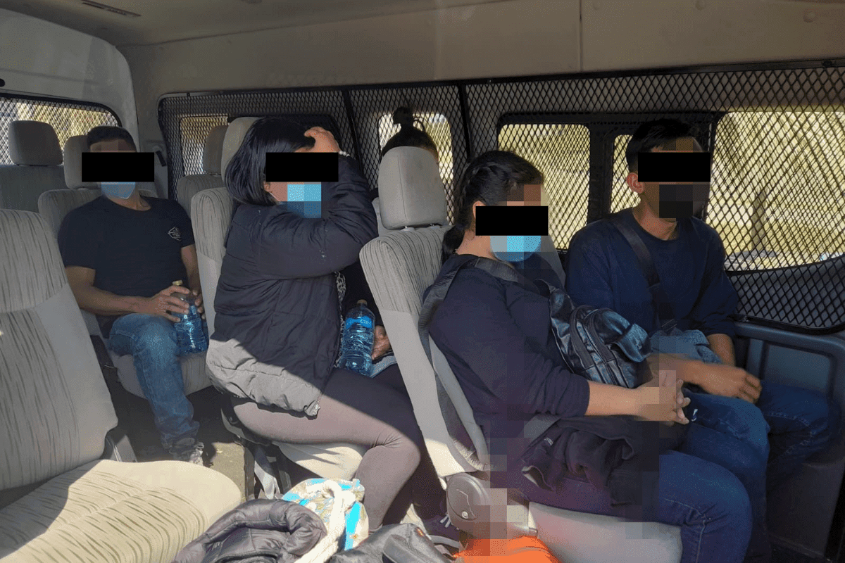 Aseguran a 5 hondureños que viajaban en auto de supuesto funcionario en Oaxaca