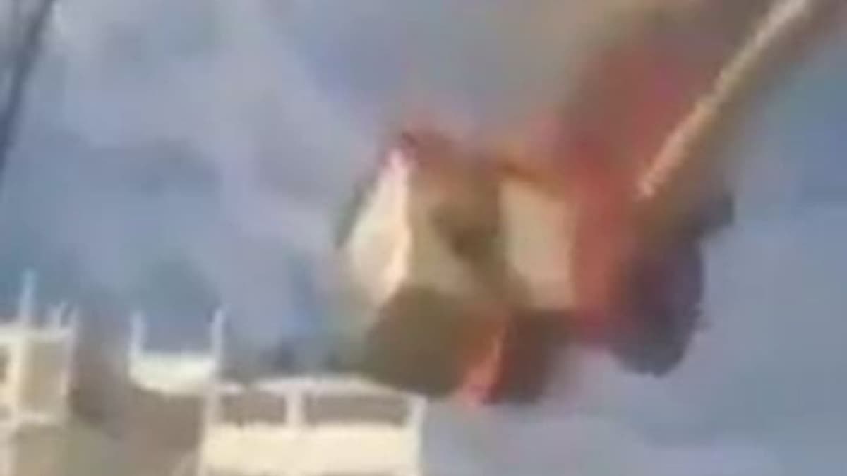 Grúa de la CFE se incendia mientras un trabajador arregla transformador