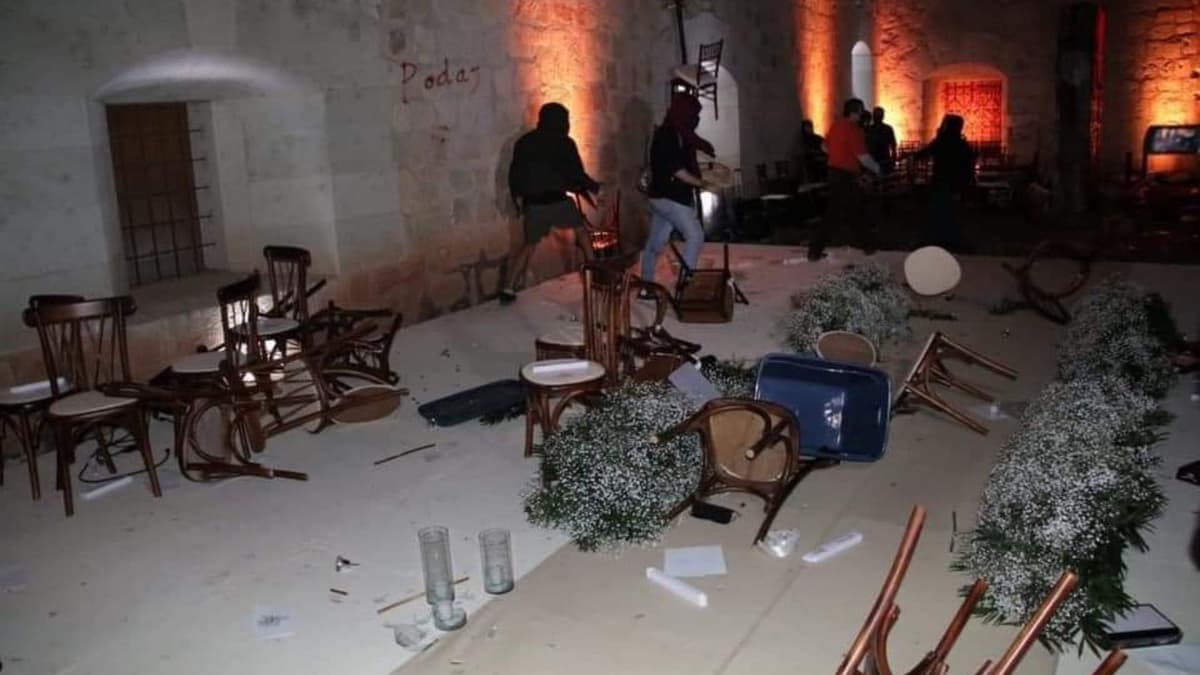 VIDEO: Maestros irrumpen en la boda de Elba Esther Gordillo y provocan graves destrozos