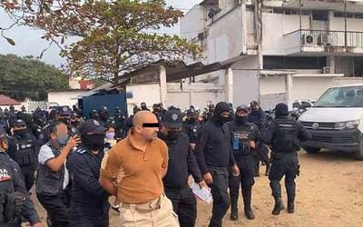 Policías de Coatzacoalcos detienen a su director; lo acusan de ultrajes a la autoridad