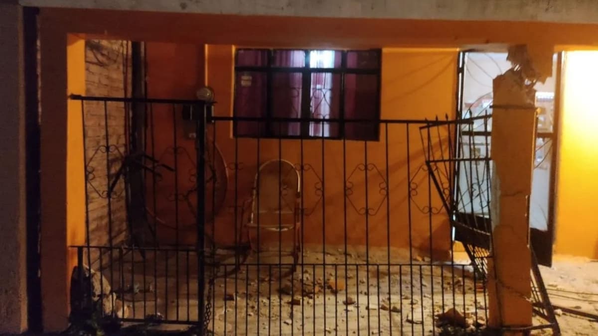 Conductor choca contra una vivienda en Sinaloa y luego se da a la fuga