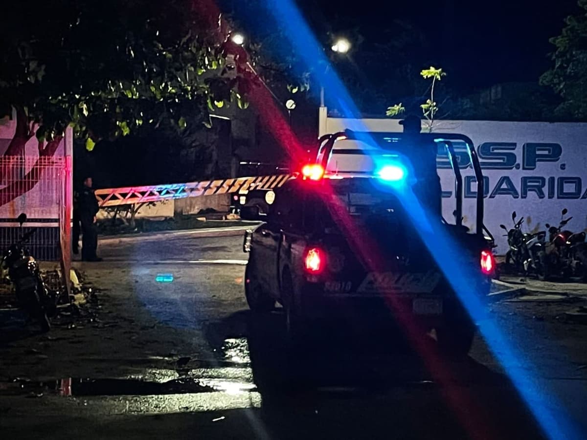 Sustrae mujer a un niño en Playa del Carmen