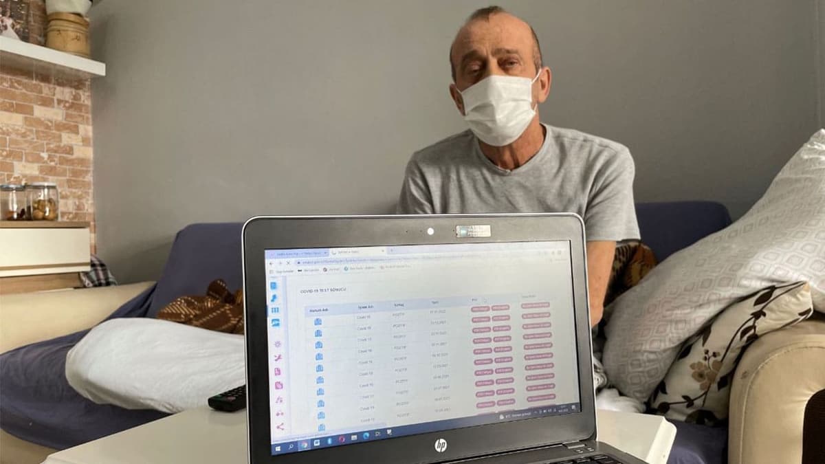 Tras dar positivo 78 veces a Covid, hombre lleva 14 meses aislado