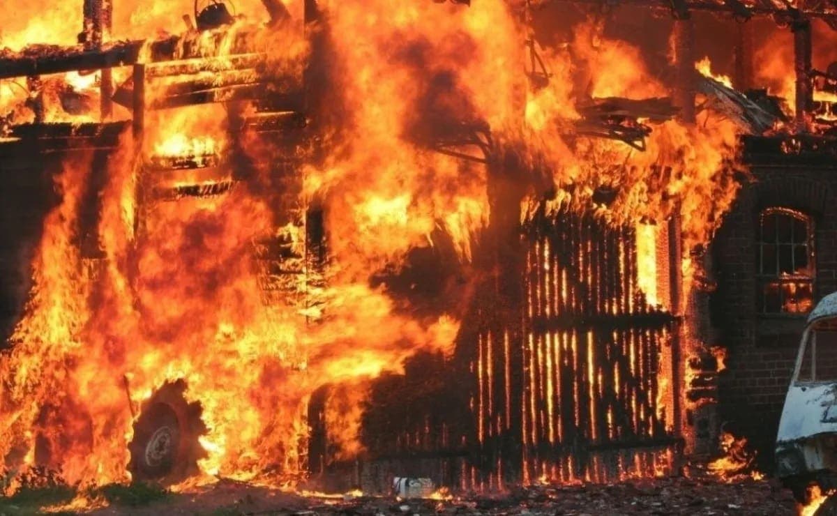 Hombre incendia la casa de su pareja y se da a la fuga