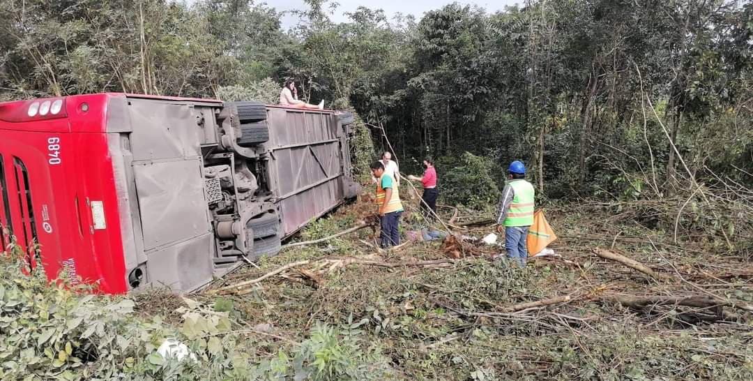  Vuelca autobús en la carretera Valladolid-Cancún, hay heridos y fallecidos