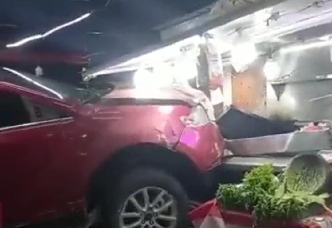 Video: Automovilista pierde el control y se estrella contra una taquería en Edomex