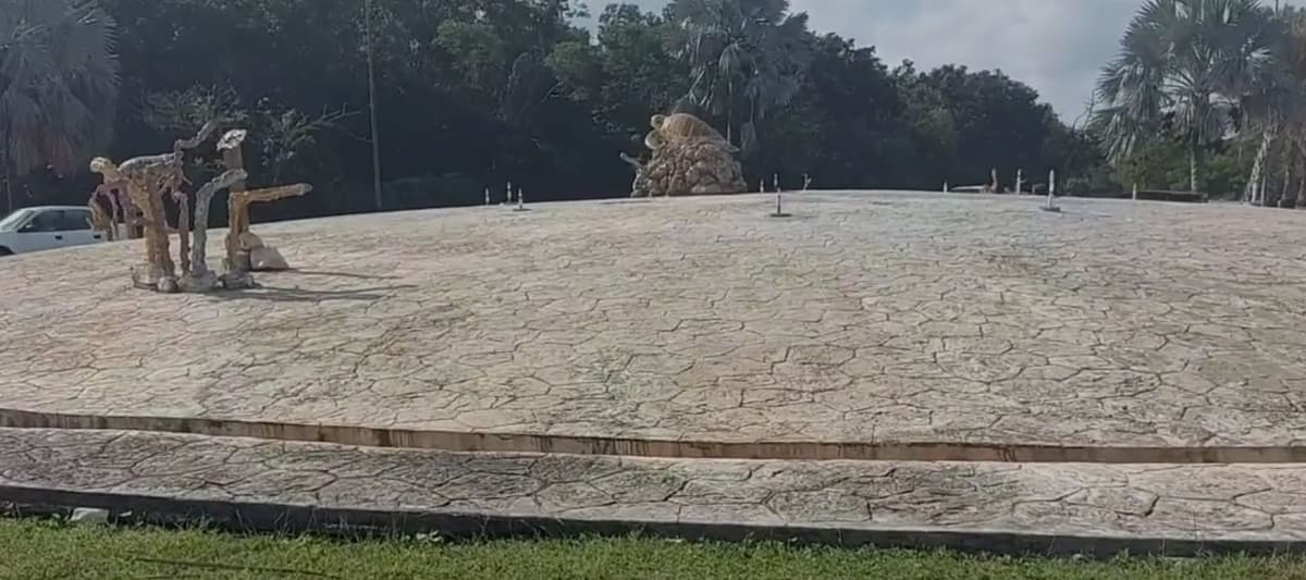 ¡Ni la cultura respetan! Se roban esculturas de fuente de Plaza Américas, Playa del Carmen