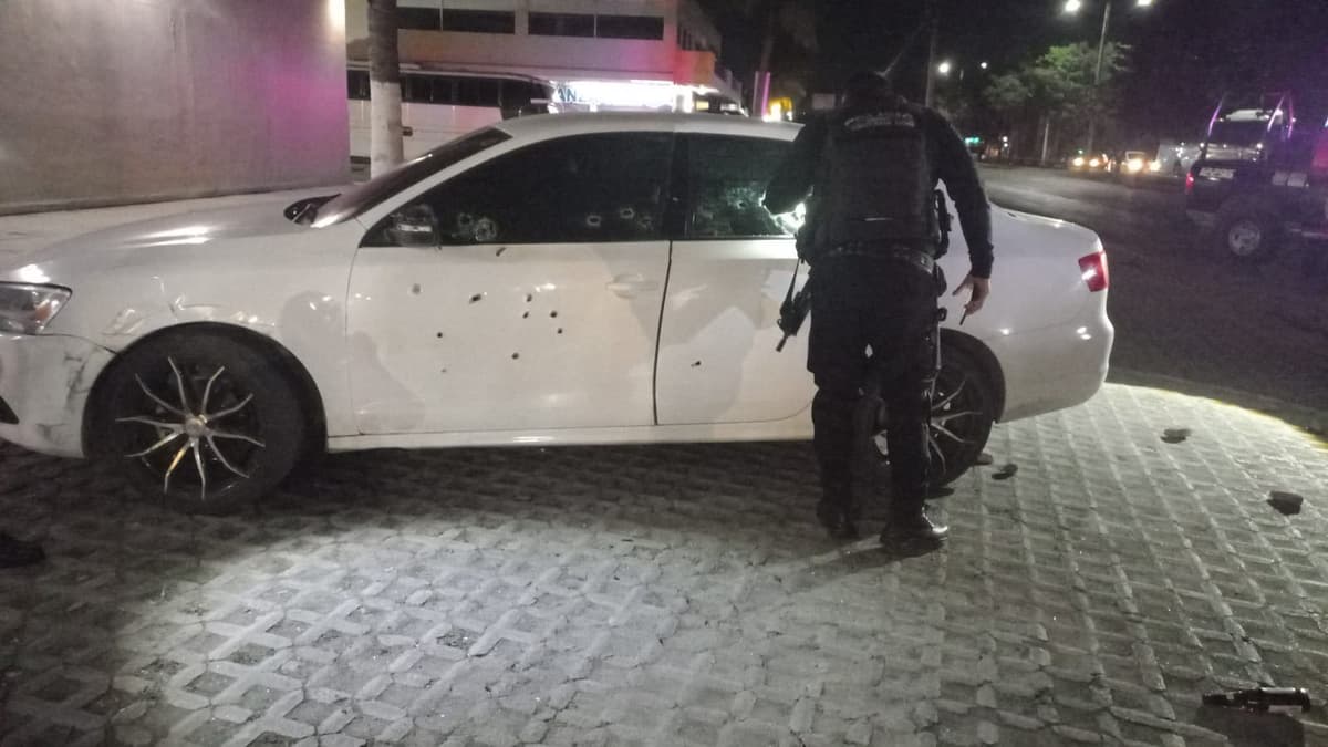 Balean vehículo estacionado en plaza comercial de la región 247 de Cancún
