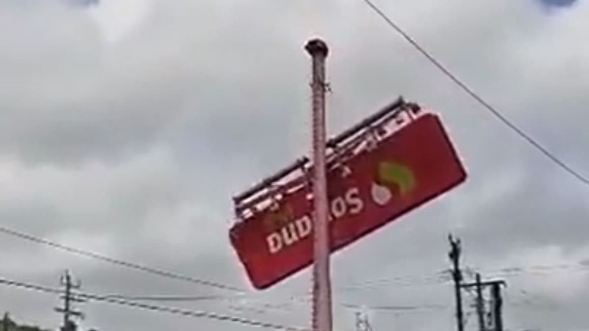 VIDEO: Fuertes vientos hacen caer un anuncio encima de tres autos y se vuelve viral