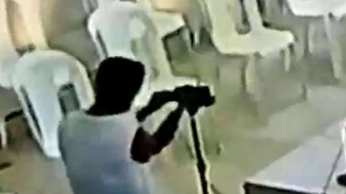 VIDEO: Ladrón entra a una iglesia y se roba el celular con el que transmitían las misas