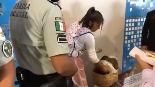 Guardia Nacional intentó retirar a vendedora de tlayudas