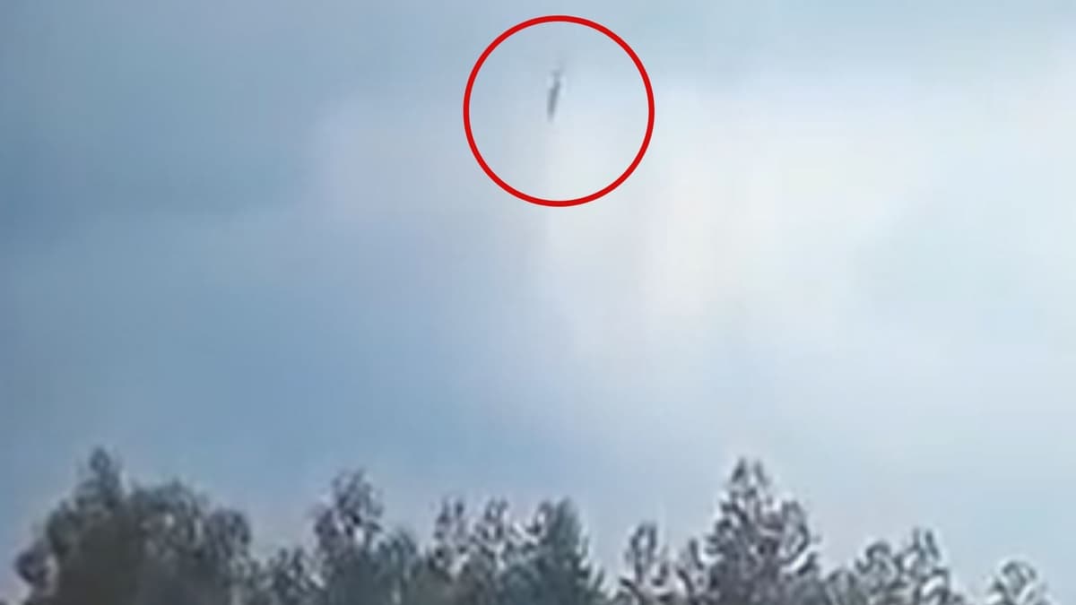 VIDEO: Captan el momento exacto en que avión con 132 personas se estrella al sur de China