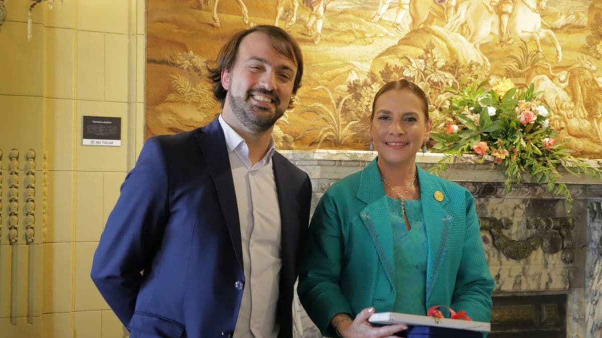 Entregan las llaves de Valparaíso, Chile, a Beatriz Gutiérrez Müller y la nombran visita ilustre