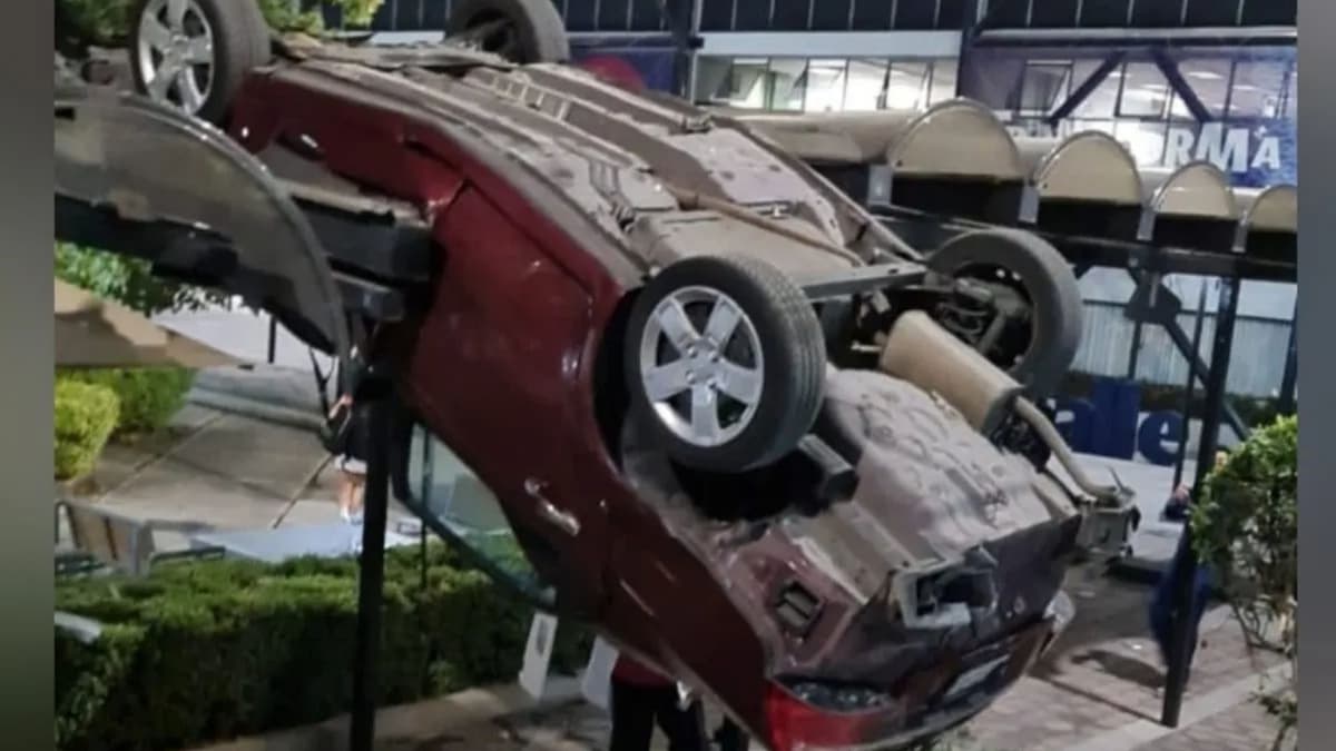 Vehículo en la Universidad La Salle de CDMX cae desde el piso 4 del estacionamiento