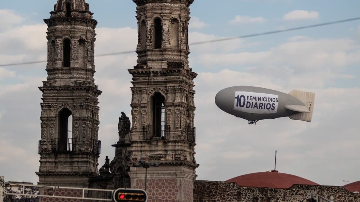 8M: Aparece dirigible en protesta contra feminicidios en CDMX