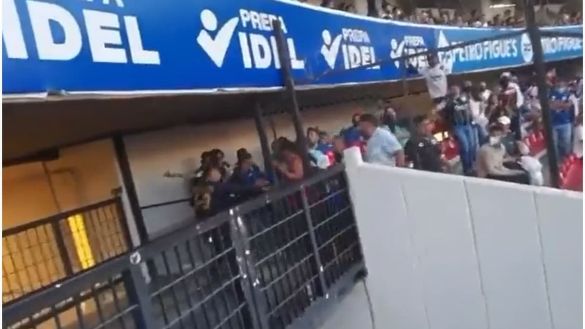 VIDEO: Guardia de seguridad ayudó a seguidores del Querétaro a ingresar al área del Atlas