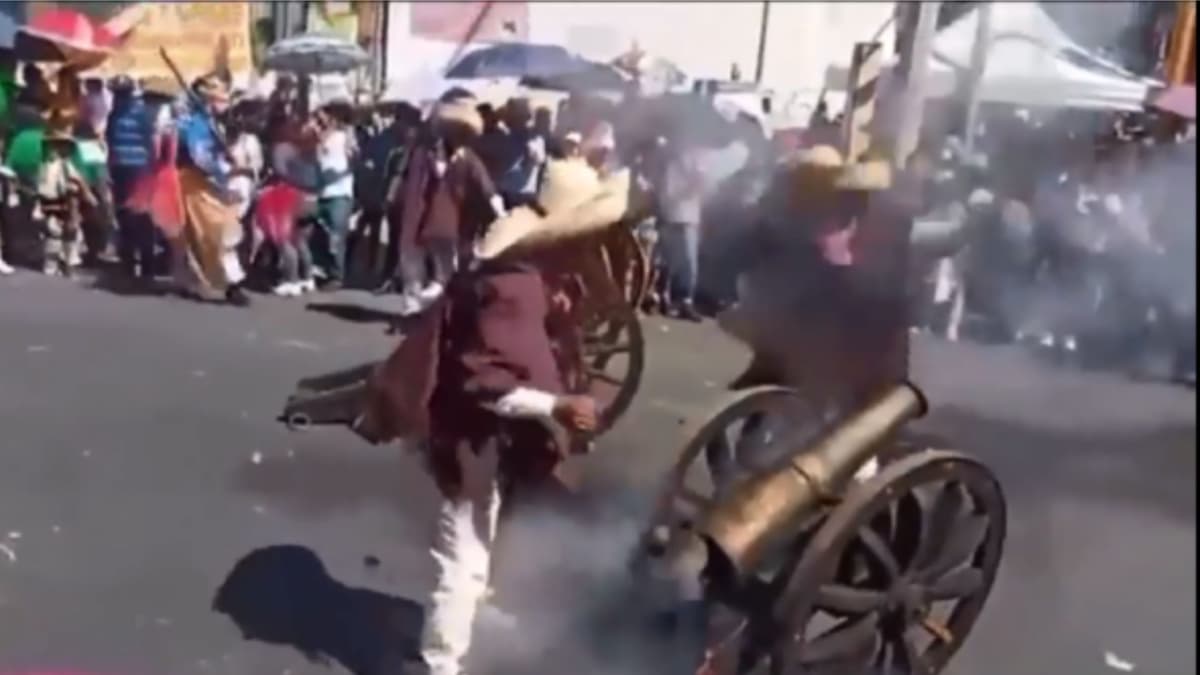 VIDEO: Cañón le explota en la mano a un hombre en Puebla durante los carnavales