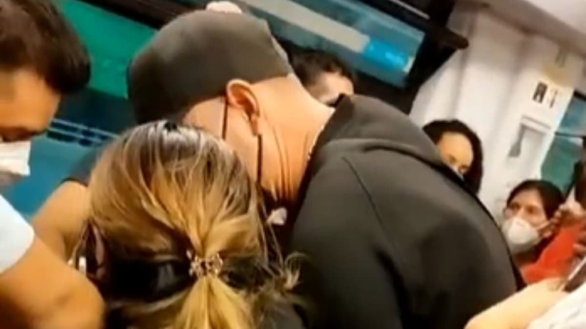 VIDEO: Se encuentra a su esposo con la amante en el Metro, pelea se hace viral