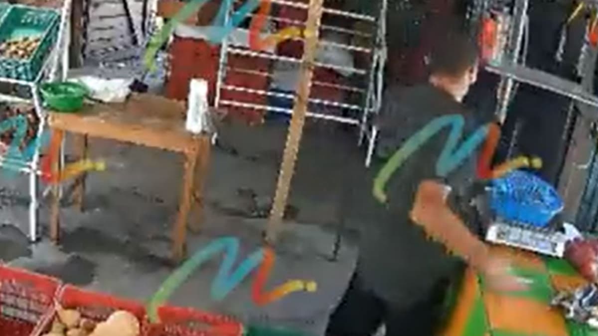 VIDEO: Captan a sujeto robando el celular a un vendedor de un puesto de fruta