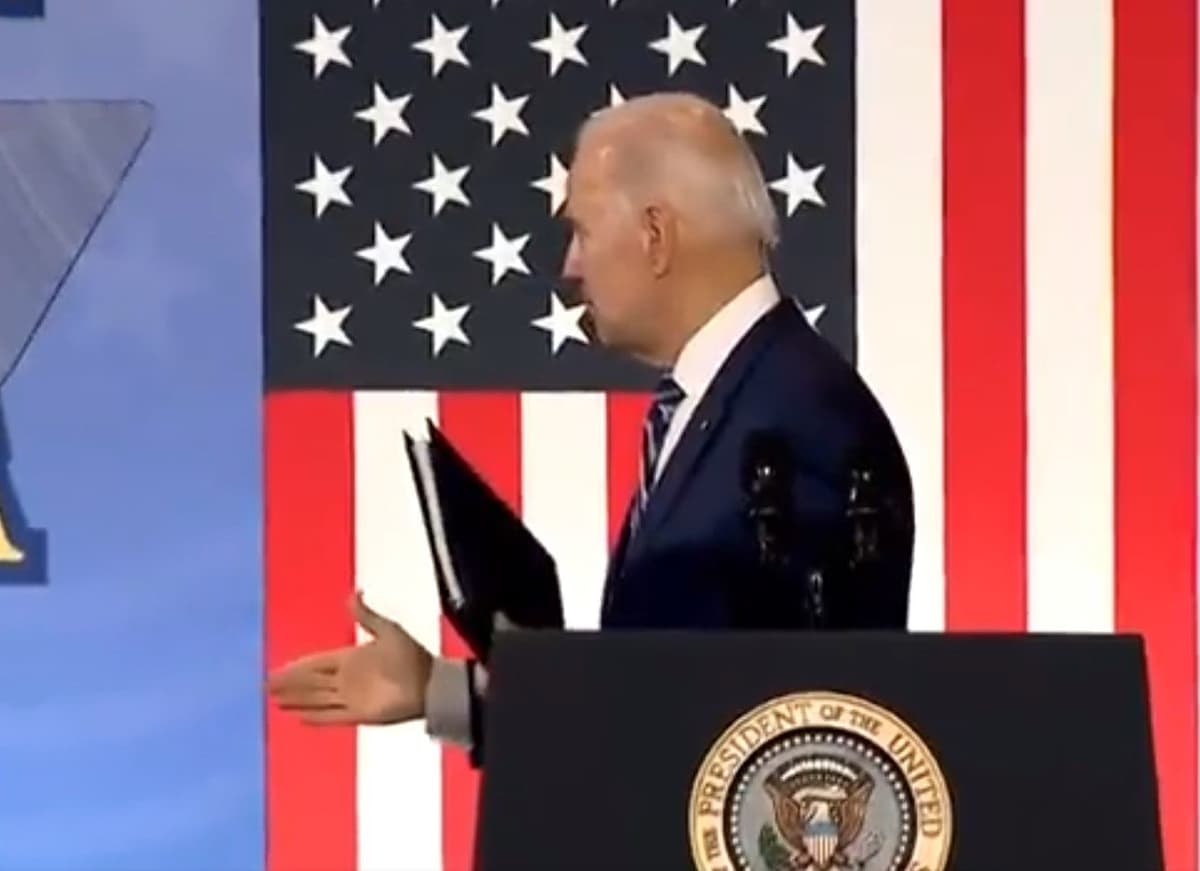 Saludo al aire de Biden genera fuertes críticas de adversarios políticos